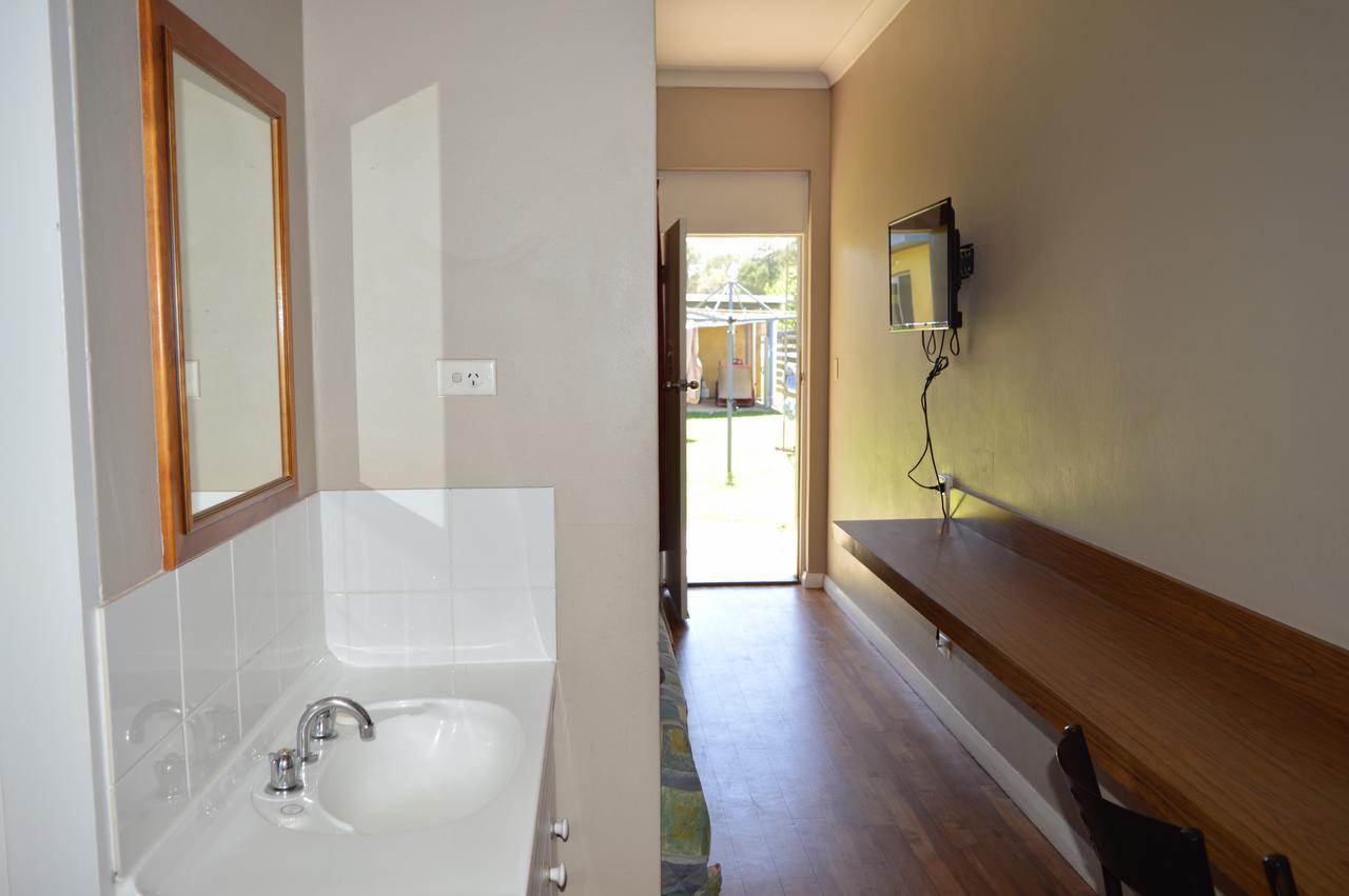 Brolga Hotel Motel - Coleambally ภายนอก รูปภาพ